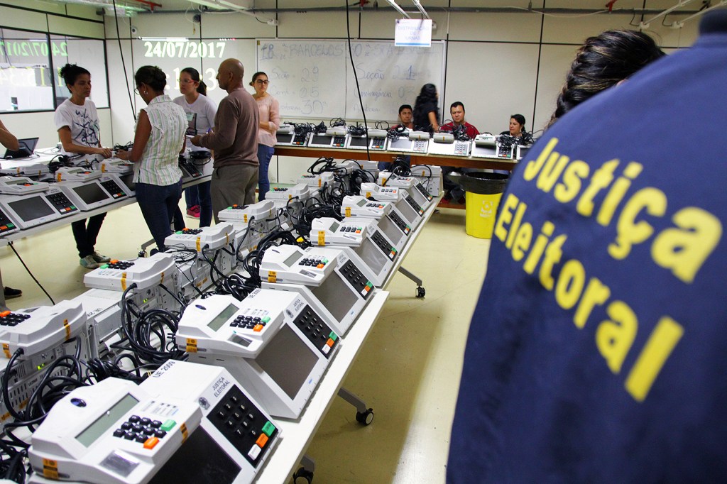 Preparação e colocação das urnas em caixas no depósito do Tribunal Regional Eleitoral do Amazonas (TRE-AM)