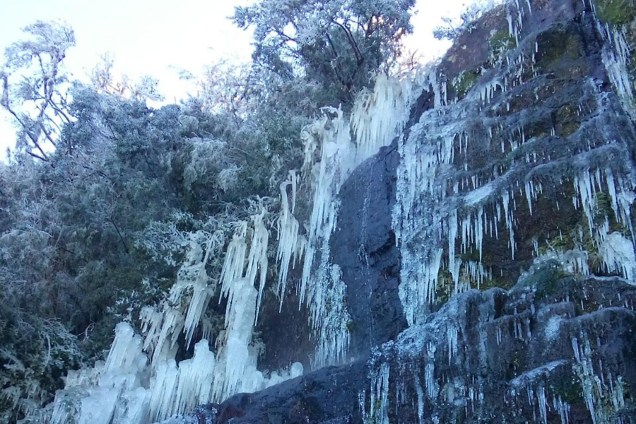 Cachoeira amanhece congelada na cidade de Urupema. Termômetros marcaram –7,5ºC, temperatura mais fria do ano