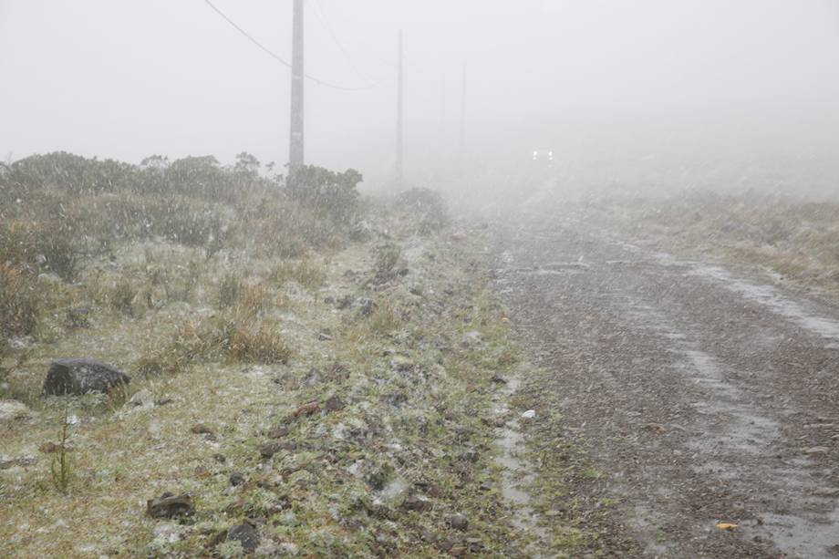 Cidade catarinense de Urupema enfrenta nevasca e temperaturas abaixo de 0°C