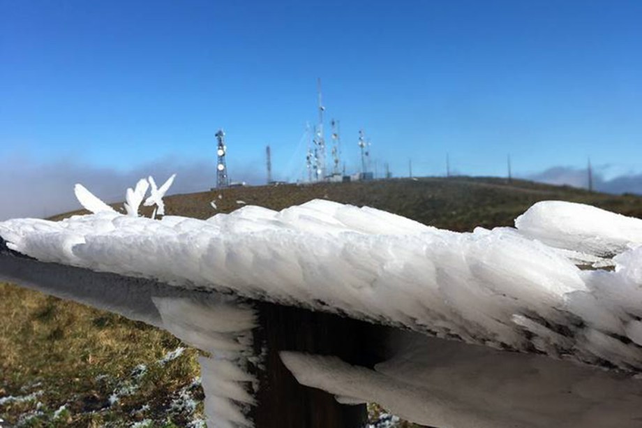 Turista fotografa corrimão coberto de gelo após nevasca em Urupema, Santa Catarina