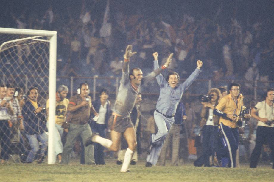 Valdir Peres, do São Paulo, comemorando a conquista do Campeonato Brasileiro, no Estádio Mineirão (1978)