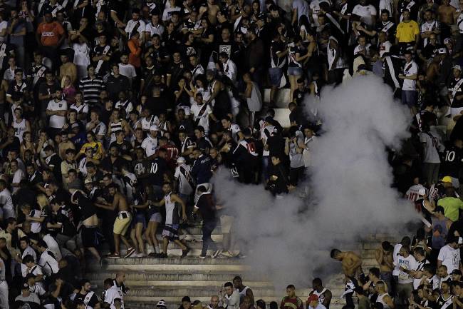 Torcedores do Vasco entraram em confronto com a polícia em São Januário