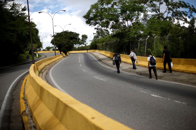 Pessoas andam em uma estrada vazia devido à greve convocada pela oposição venezuelana contra o governo de Nicolás Maduro, na Venezuela - 26/07/2017