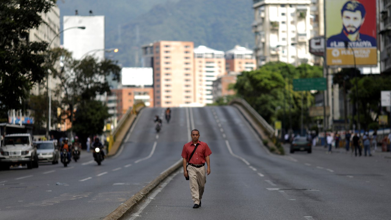 Oposição venezuelana convoca greve de dois dias contra Nicolas Maduro