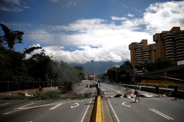 Manifestantes da oposição bloqueiam uma rodovia em Caracas no primeiro dia da greve geral contra o presidente Nicolás Maduro - 26/07/2017