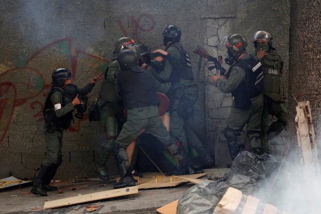 Policiais detém um manifestante durante a greve geral contra o presidente Maduro, em Caracas, na Venezuela - 26/07/2017
