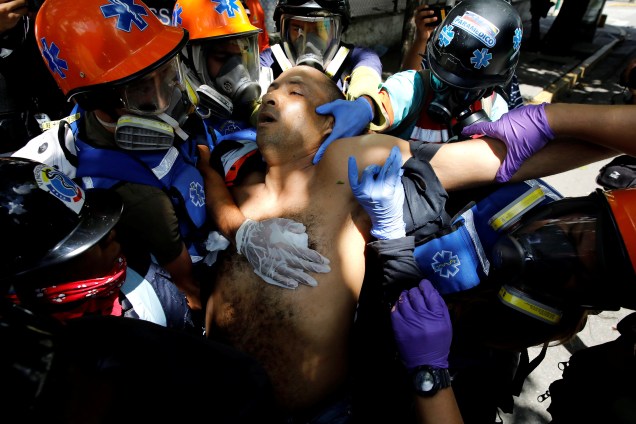 Participante ferido durante a greve geral contra o presidente Nicolás Maduro, recebe atendimento médico, em Caracas na Venezuela - 26/07/2017