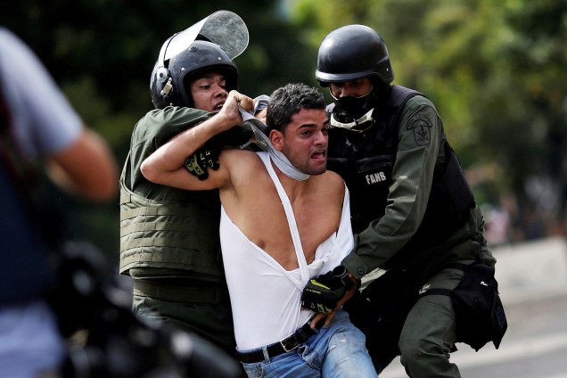 Participante é detido no segundo dia da greve geral contra o presidente Nicolás Maduro em Caracas, convocada pela oposição venezuelana, corem da forca de segurança - 27/07/2017