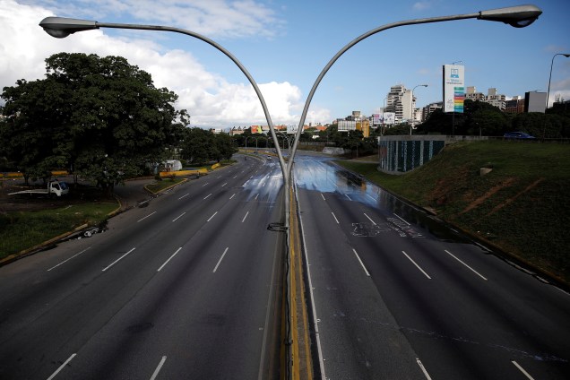 Uma estrada vazia é fotografada em Caracas durante a greve convocada pela oposição para protestar contra o governo do presidente venezuelano Nicolas Maduro - 26/07/2017