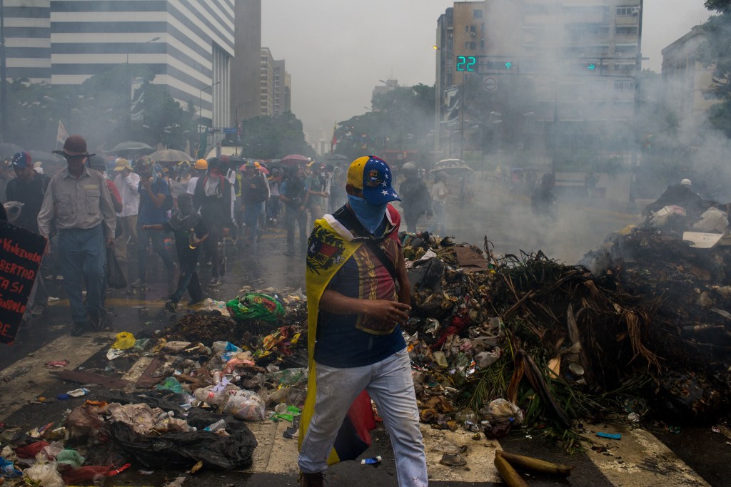 Protestos de rua em Caracas, Venezuela, contra a Assembleia Constituinte de Nicolás Maduro