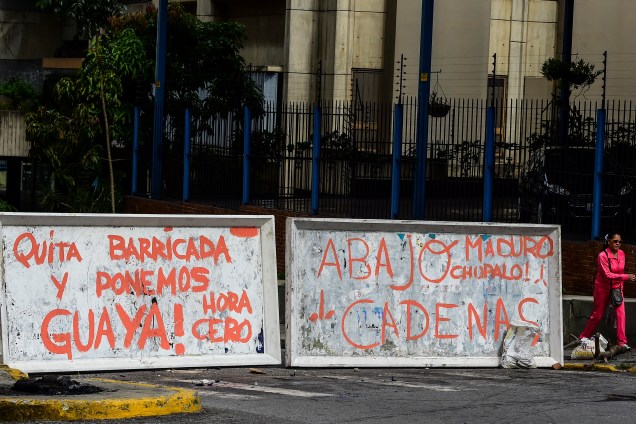 Barricadas bloqueiam as ruas de Caracas durante o segundo dia de greve geral contra Nicolás Maduro. Três manifestantes foram mortos nas primeiras 24 horas da paralização em um confronto intensivo com a polícia venezuelana - 27/07/2017