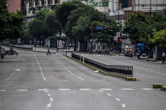 Avenida Francisco de Miranda fica vazia durante o segundo dia de greve geral contra o presidente venezuelano Nicolás Maduro, em Caracas - 27/07/2017