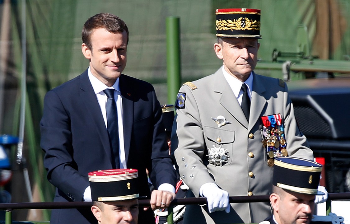 Presidente da França, Emmanuel Macron, e Chefe da Defesa, Pierre de Villiers, durante comemorações do Dia da Bastilha em Paris, França