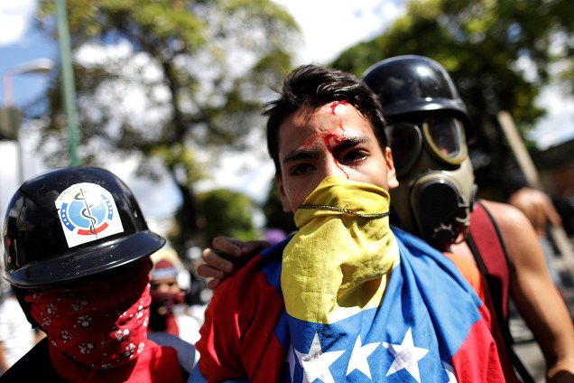 Participante ferido durante a greve geral contra o presidente Nicolás Maduro, recebe atendimento médico, em Caracas na Venezuela - 26/07/2017