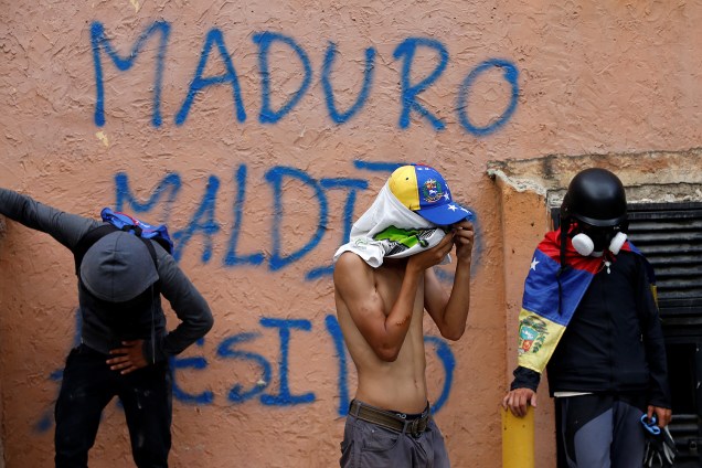Participantes da greve geral contra o presidente Nicolás Maduro em Caracas, convocada pela oposição venezuelana, corem da forca de segurança - 26/07/2017