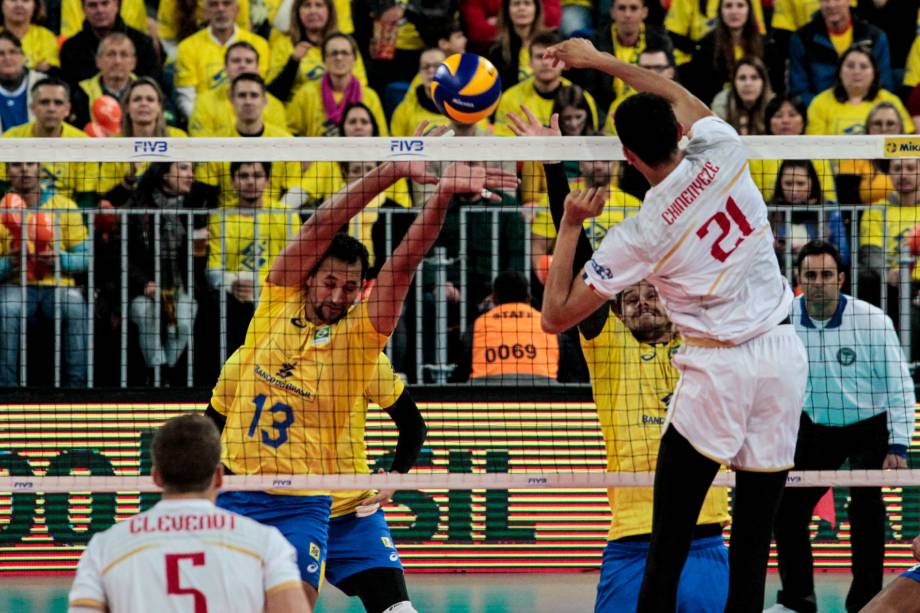 Brasil e França disputam a final da Liga Mundial de Vôlei na Arena da Baixada, em Curitiba