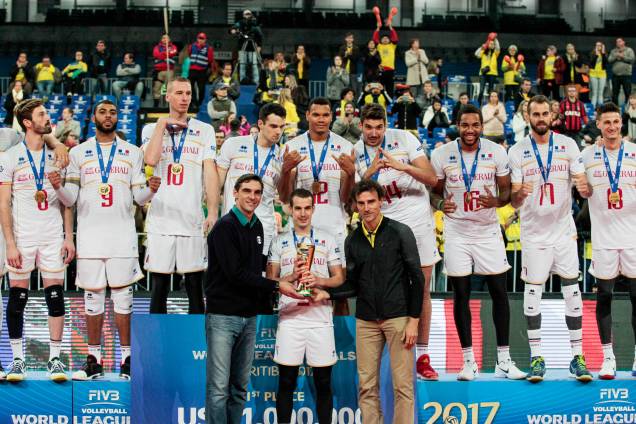 Jogadores da França comemoram após vencerem o Brasil na final da Liga Mundial de Vôlei, em Curtiba Jogadores da França comemoram após vencerem o Brasil na final da Liga Mundial de Vôlei, em Curtiba