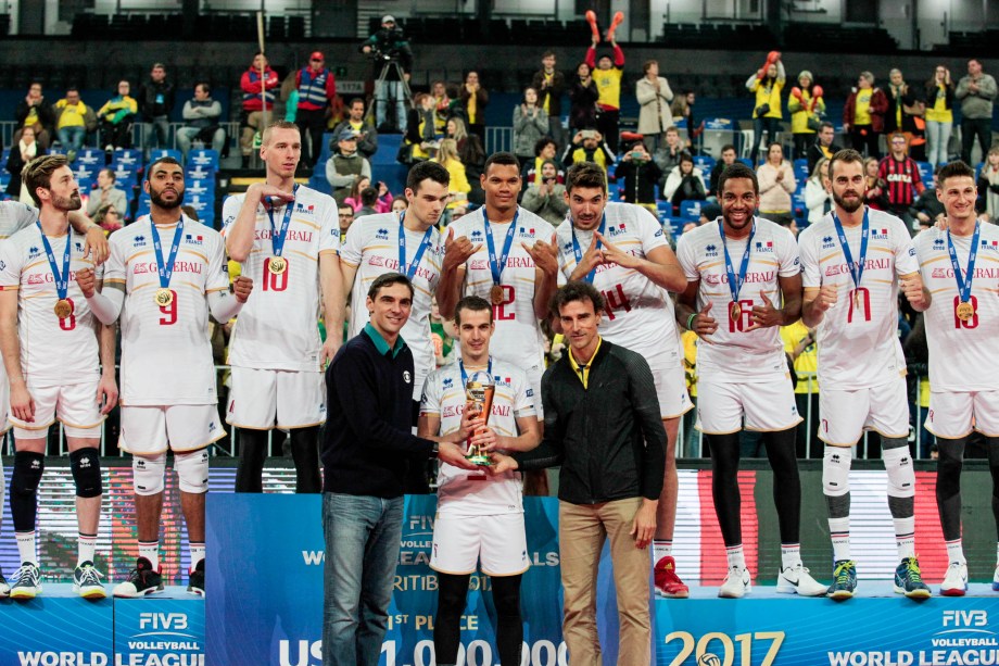 Jogadores da França comemoram após vencerem o Brasil na final da Liga Mundial de Vôlei, em Curtiba