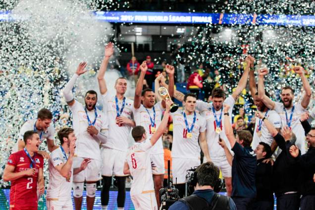 Jogadores da França comemoram após vencerem o Brasil na final da Liga Mundial de Vôlei, em Curtiba Jogadores da França comemoram após vencerem o Brasil na final da Liga Mundial de Vôlei, em Curtiba