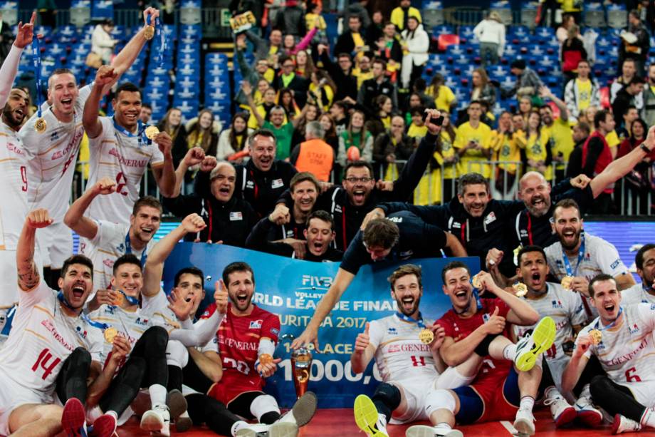 Jogadores da França comemoram após vencerem o Brasil na final da Liga Mundial de Vôlei, em Curtiba