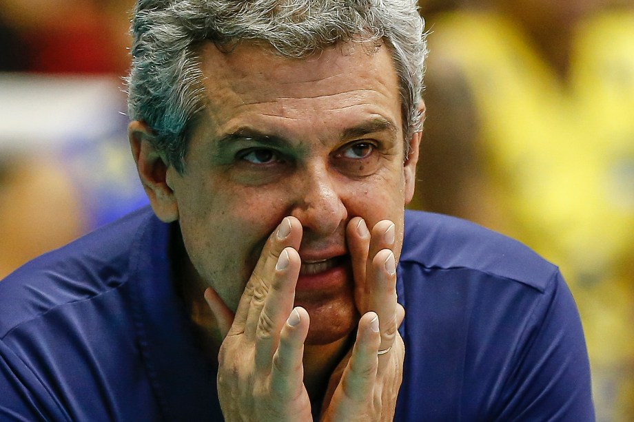 Técnico José Roberto Guimarães durante partida das semi-finais do Grand Prix de Vôlei contra a seleção dos Estados Unidos, em Cuiabá - 23/07/2017