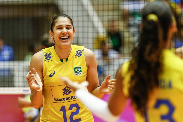Jogadora Natália da seleção brasileira, comemora a vitória contra os Estados Unidos em partida pelas semi-finais do Grand Prix de Vôlei, em Cuiabá