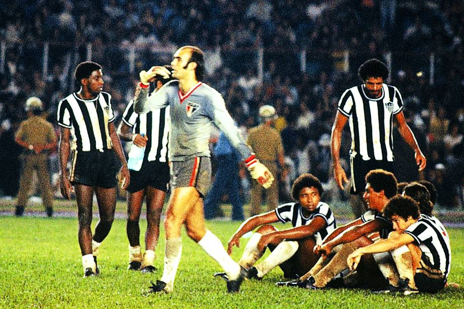 Waldir Peres, goleiro do São Paulo, na final do Campeonato Brasileiro de Futebol de 1977, contra o Atlético Mineiro, decidida nos pênaltis, no Mineirão.