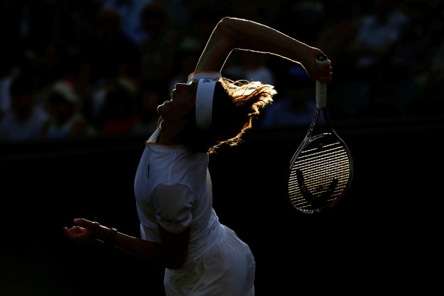 O alemão Alexander Zverev saca a bola durante partida contra Milos Raonic, do Canadá, em Wimbledon