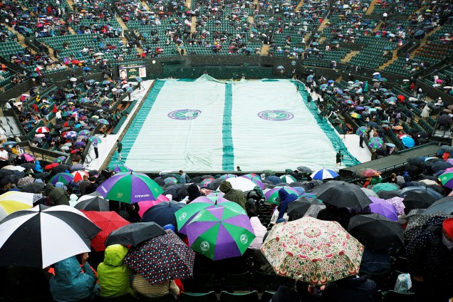 Devido à chuva, quadra é coberta e partida é adiada, em Wimbledon