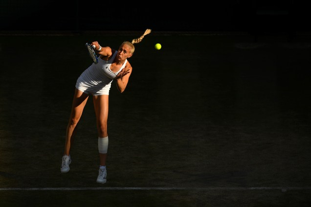 A britânica Jocelyn Rae saca a bola durante a partida de mistas duplas contra Ekaterina Makarova, da Rússia, e Max Mirnyi, da Bielorrússia, em Wimbledon