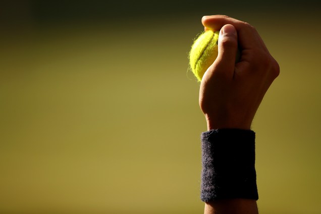 Detalhe da mão de uma gandula durante o Torneio de Wimbledon, em Londres