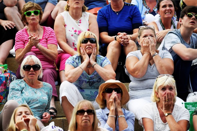 Público acompanha partida entre a britânica Johanna Konta e a americana Venus Williams, em Wimbledon