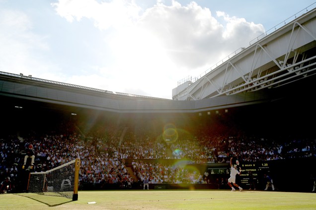 Vista geral da semifinal entre o tcheco Tomas Berdych e o suiço Roger Federer, em Wimbledon