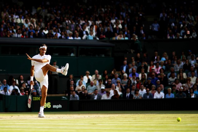Roger Federer chuta a bola durante a semifinal contra o tcheco Tomas Berdych, em Wimbledon
