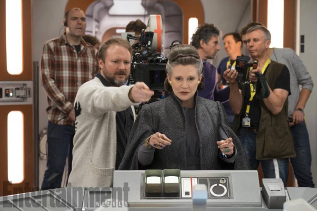 O diretor Rian Johnson com Carrie Fisher no set de 'Star Wars: Os Últimos Jedi'