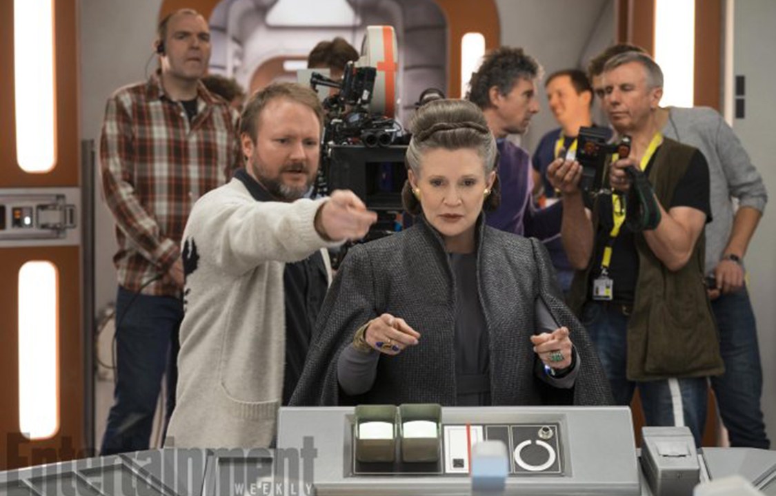 O diretor Rian Johnson com Carrie Fisher no set de 'Star Wars: Os Últimos Jedi'