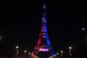 Torre Eiffel é enfeitada com as cores do time do Paris Saint-German e com o nome de Neymar Jr., no dia da apresentação do craque no time, em Paris