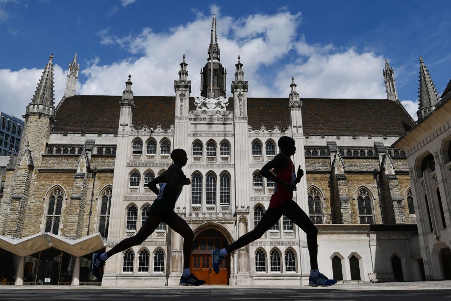 Queniano Daniel Kinyua Wanjiru passa pelo prédio de Guildhall, em Londres, durante a prova da maratona do Mundial de Atletismo 2017