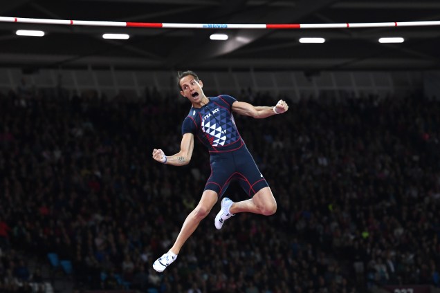 Renaud Lavillenie comemora sua performance na prova de salto com vara no Mundial de Atletismo, na Inglaterra