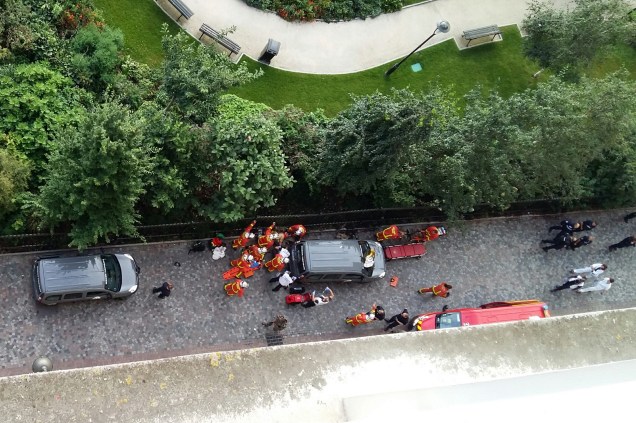 Funcionários e socorristas se reúnem perto dos veículos depois que um carro atropelou soldados em patrulha em Levallois-Perret, nos arredores de Paris, na França - 09/08/2017