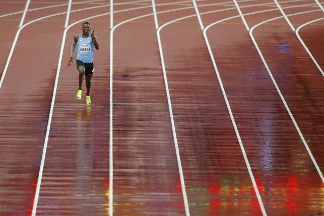 Isaac Makwala, do Botsuana, se prepara para prova de 200m durante o Mundial de Atletismo
