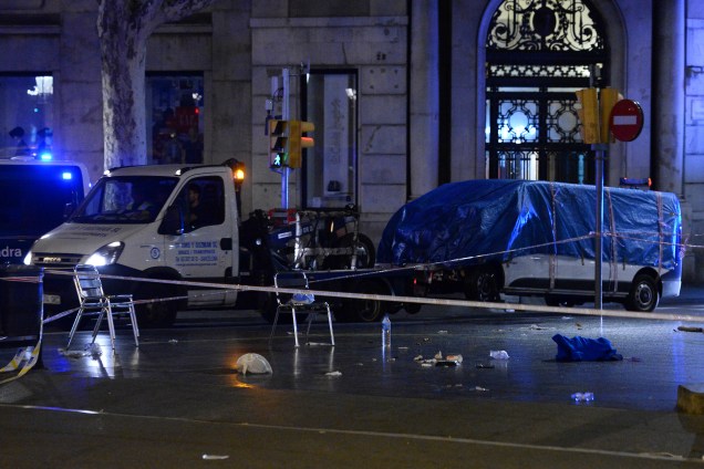 A van utilizada por um terrorista para atropelar dezenas de pessoas em Las Ramblas, é recolhida pela polícia catalã em Barcelona