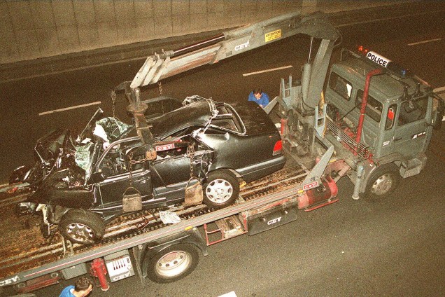 Destroços do carro da princesa Diana sendo levado em um caminhão no túnel de Alma de Paris - 31/08/1997