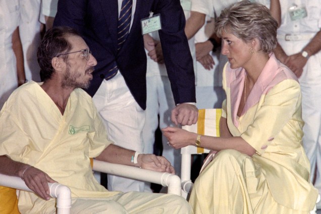 Princesa Diana conversa com um homem infectado pelo vírus da AIDS, durante visita a um hospital no Rio de Janeiro em abril de 1991