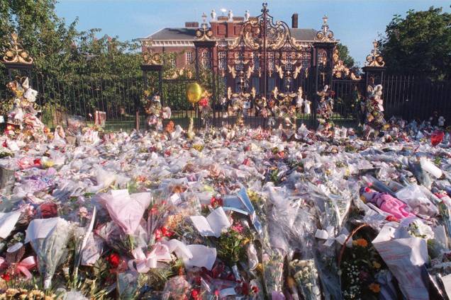 Milhares de flores foram deixadas nos portões do Palácio de Kensington em Londres após a morte de Diana em um acidente de carro em Paris em 1997