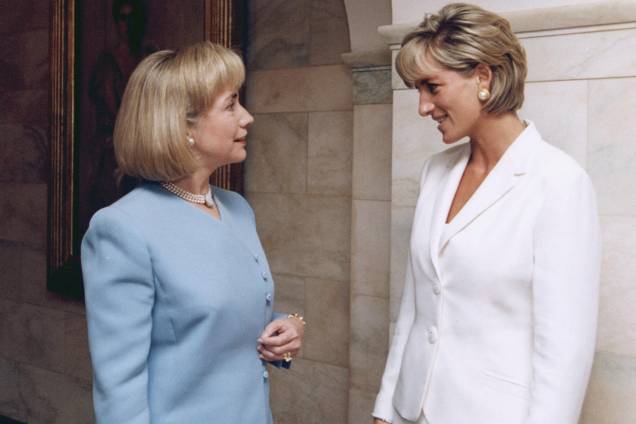 A então primeira-dama dos Estados Unidos, Hillary Clinton conversa com a princesa Diana durante encontro na Casa Branca em junho de 1997