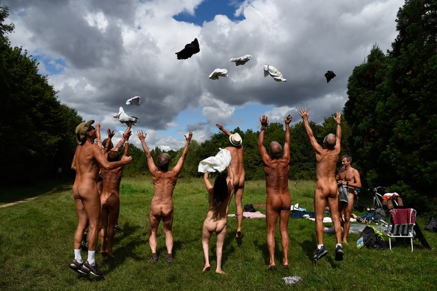 Pessoas nuas comemoram abertura do primeiro parque de nudismo em Paris, na França