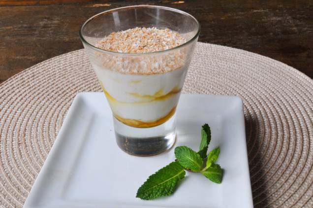 Flan de coco com calda de abacaxi: sobremesa do menu no almoço Flan de coco com calda de abacaxi: sobremesa do menu no almoço