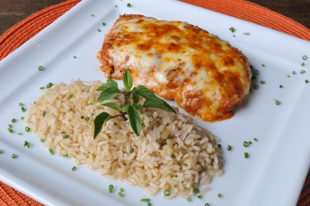 Parmegiana sem glúten de frango com arroz integral: prato principal do menu no almoço
