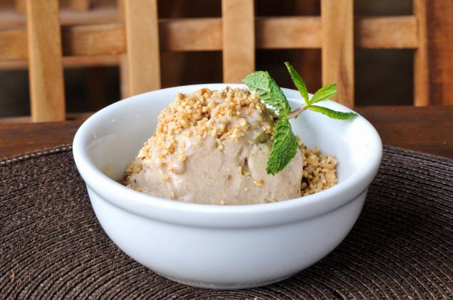 Sorvete de banana com caramelo e paçoca de castanhas: sobremesa do menu no jantar Sorvete de banana com caramelo e paçoca de castanhas: sobremesa do menu no jantar